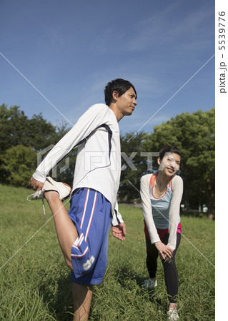 ストレッチするカップル ストレッチするカップル 5539776