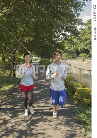 ジョギングするカップル 5539782