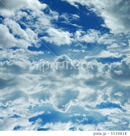 空と海にうつる空のイメージ 5539818
