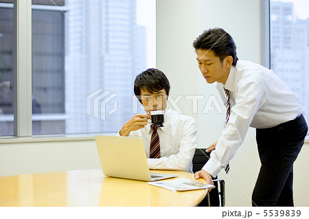 会話をするビジネスマン 会話をするビジネスマン 5539839