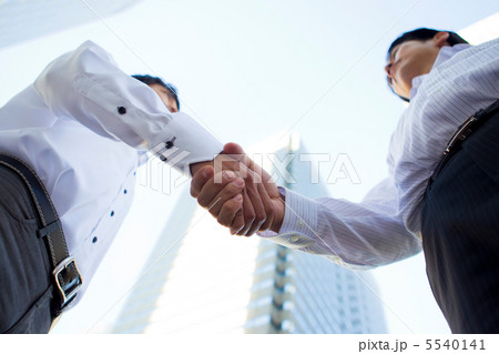 握手するビジネスマンの写真素材