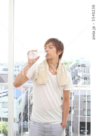 水を飲む男性 水を飲む男性 5540236