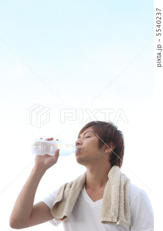 水を飲む男性 5540237