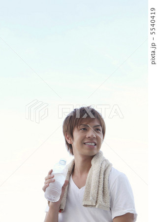 水を飲む男性 5540419