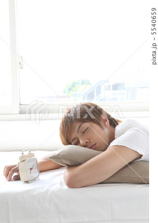 眠る男性の写真素材