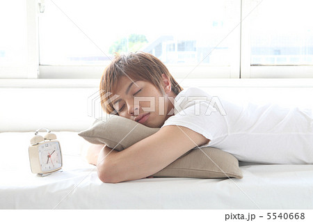 眠る男性 5540668