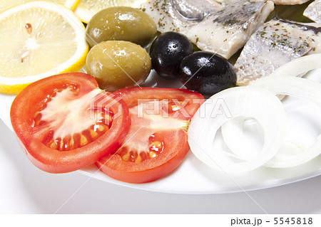 slices fish and tomato slice with onion 5545818