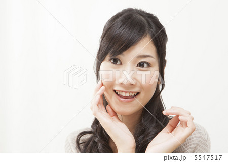 ニットを着た女性のビューティーイメージ 5547517