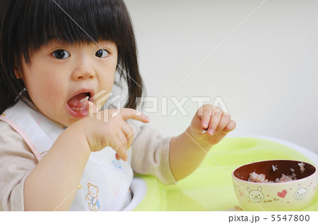 食事中の女の子 5547800