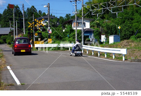 新幹線踏切と交通　踏切とシニアーカー 5548539