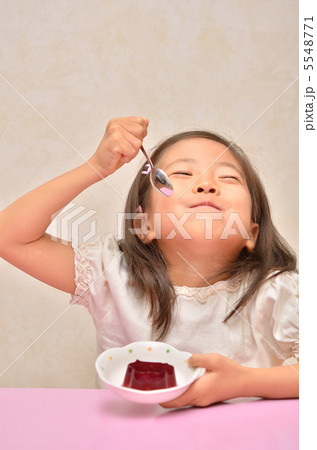 ゼリーを食べる女の子 ゼリーを食べる女の子 5548771