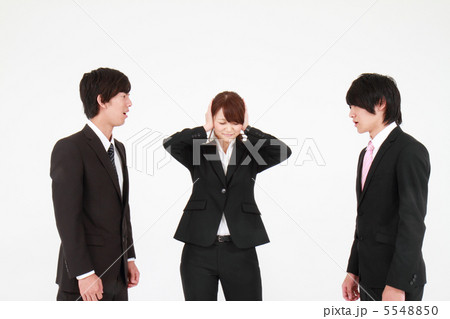 対立する若い二人と仲裁する女性 5548850