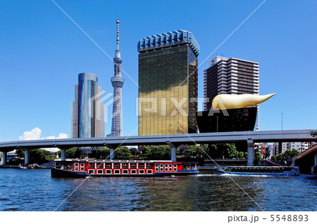 青空が広がる東京スカイツリーと隅田川の遊覧船の写真素材 554