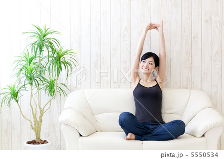 背伸びする女性 5550534