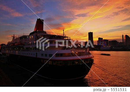 にっぽん丸と夕暮れの横浜港・大桟橋 5551531