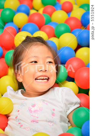 ボールプールで遊ぶ女の子 5551924