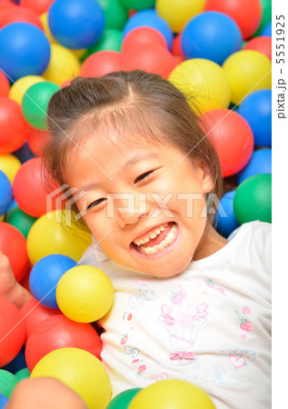 ボールプールで遊ぶ女の子 5551925