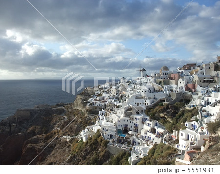 ギリシャ　サントリーニ島　イアの白い家々 5551931