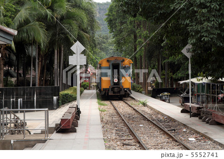 クワイ川鉄橋駅と電車 5552741