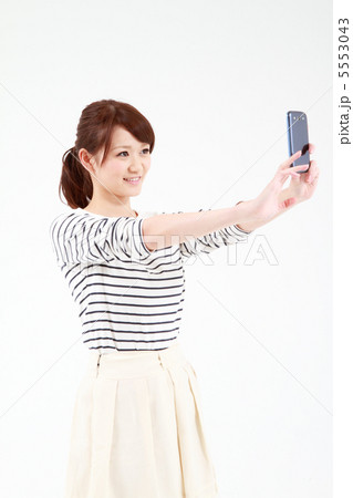 写メする若い女性 写メする若い女性 5553043