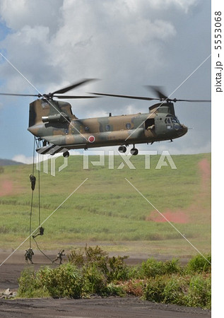 陸上自衛隊 CH47(チヌーク) ヘリボン ファストロープ降下 陸上自衛隊 CH47(チヌーク) ヘリボン ファストロープ降下 5553068