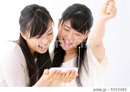 スマートホンでワンセグを見る女の子二人 5553383