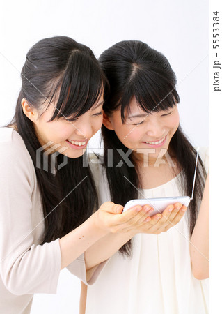 スマートホンでワンセグを見る女の子二人 5553384