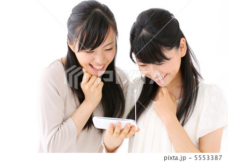 スマートホンでワンセグを見る女の子二人 5553387