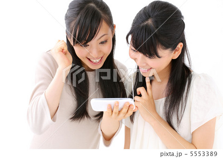 スマートホンでワンセグを見る女の子二人 5553389
