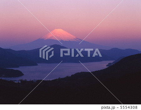 芦ノ湖の夜明け富士 5554308