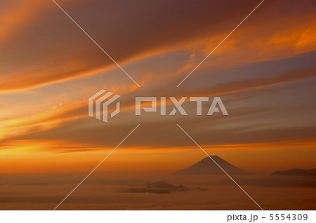 朝焼けの雲海富士 5554309