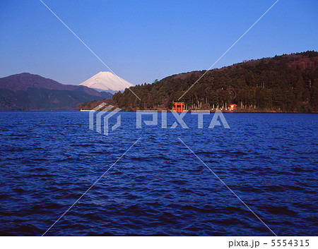 芦ノ湖を前に爽快富士 5554315