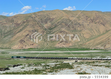 中国・新疆ウイグル自治区 天山山脈を越える貨物列車の写真素材