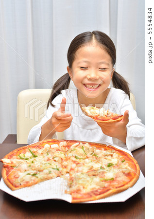 ピザを手に取り笑う女の子 ピザを手に取り笑う女の子 5554834