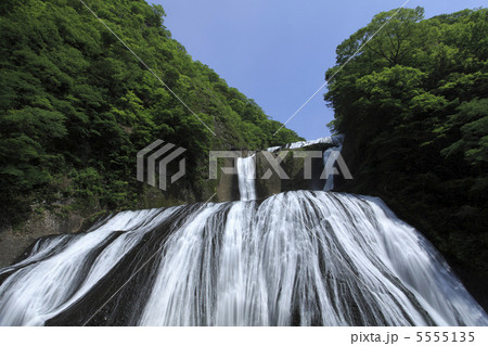 清々しい袋田の滝　新緑と青空　白い水の流れ　大雨の翌日撮影　水量多し 5555135