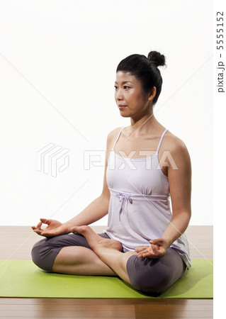 ヨガのポーズ 5555152