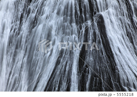 瀑布 袋田の滝 白き水の流れ 大雨の翌日撮影 水量多しの写真素材