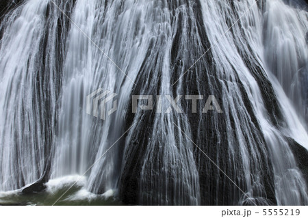 瀑布 袋田の滝 白き水の流れ 大雨の翌日撮影 水量多し 瀑布 袋田の滝 白き水の流れ 大雨の翌日撮影 水量多し 5555219