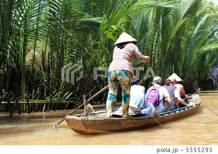 メコン川を小舟が進む 5555293