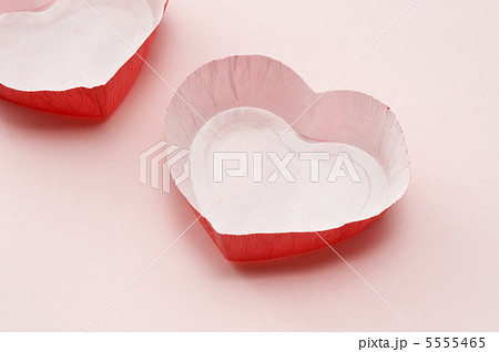 ハート型のベーキングカップ 5555465