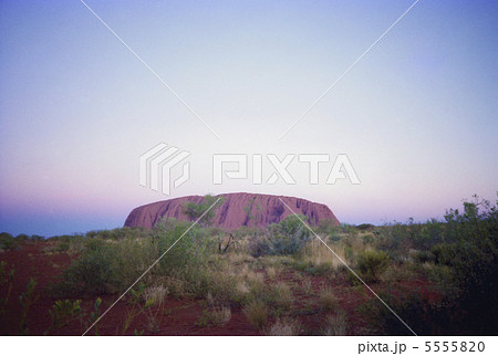 夕暮れのエアーズロック 夕暮れのエアーズロック 5555820