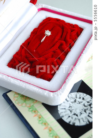 ダイヤモンドの指輪と鑑定書 5556610