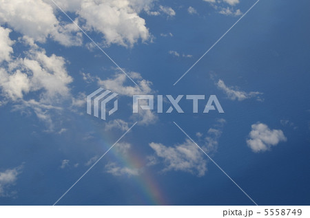 飛行機の窓から見えた虹 5558749