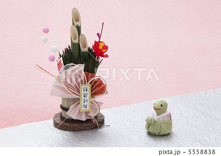 へびの人形と門松 5558838