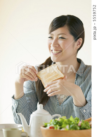朝食を食べる女性 朝食を食べる女性 5559752