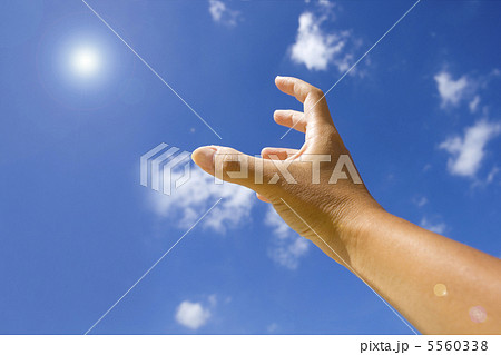 太陽を掴もうとする手の写真素材 太陽を掴もうとする手の写真素材