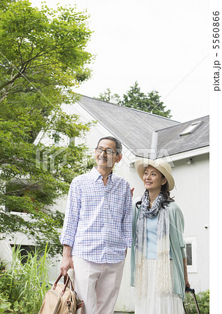 旅行するシニア夫婦の写真素材