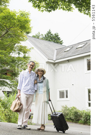 旅行するシニア夫婦 旅行するシニア夫婦 5561143