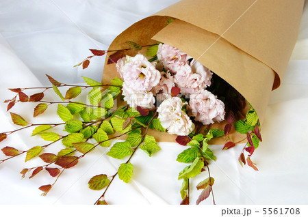 落ち着いた雰囲気の花束 5561708