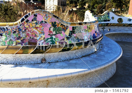 スペイン　バルセロナ　世界遺産　グエル公園　ガウディ作のモザイク　細部 5561792